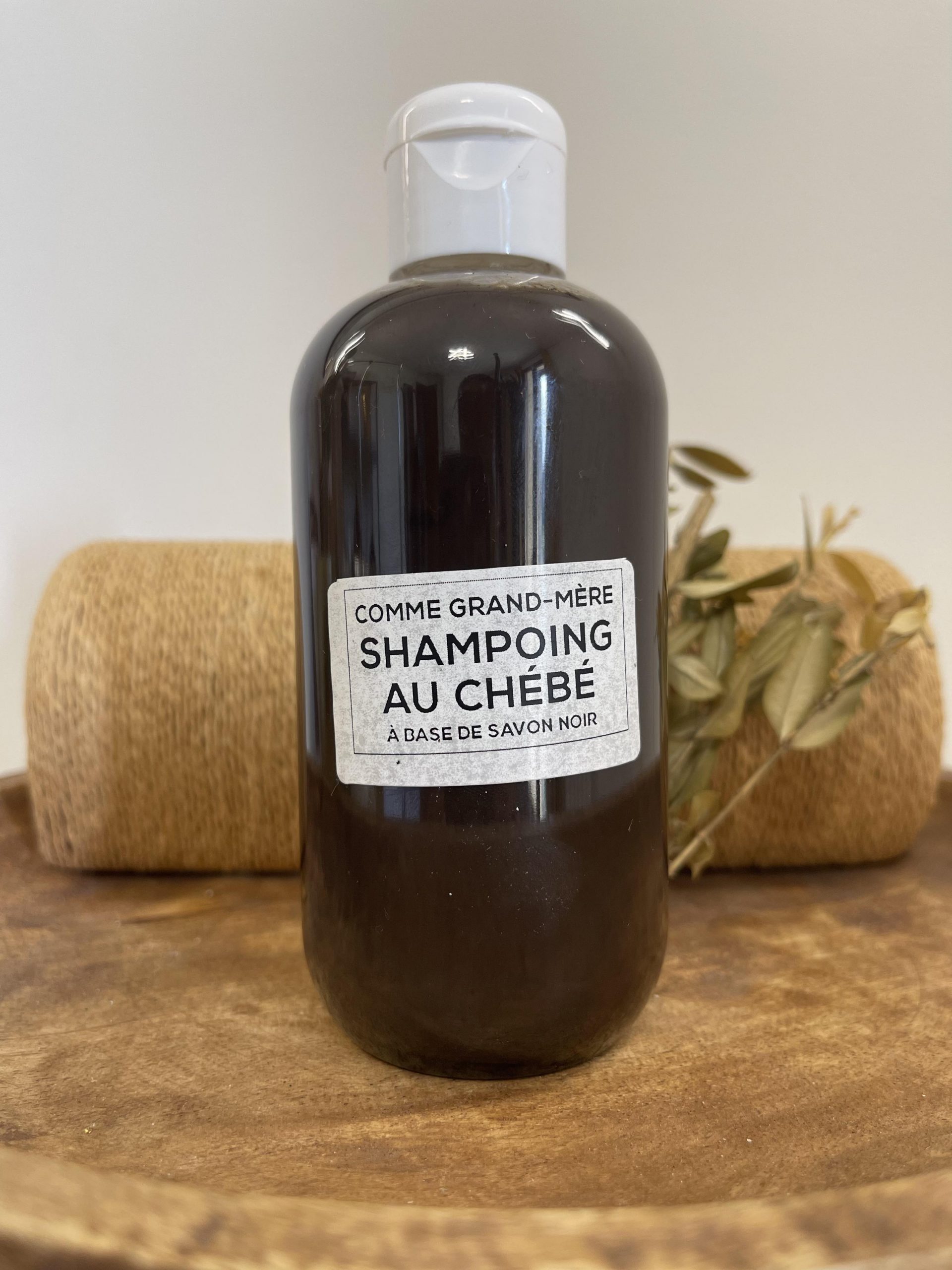 Le shampoing au chébé de Comme Grand Mère intègre le pouvoir du chébé ingrédient naturel connu pour ses propriétés stimulantes de la croissance des cheveux.